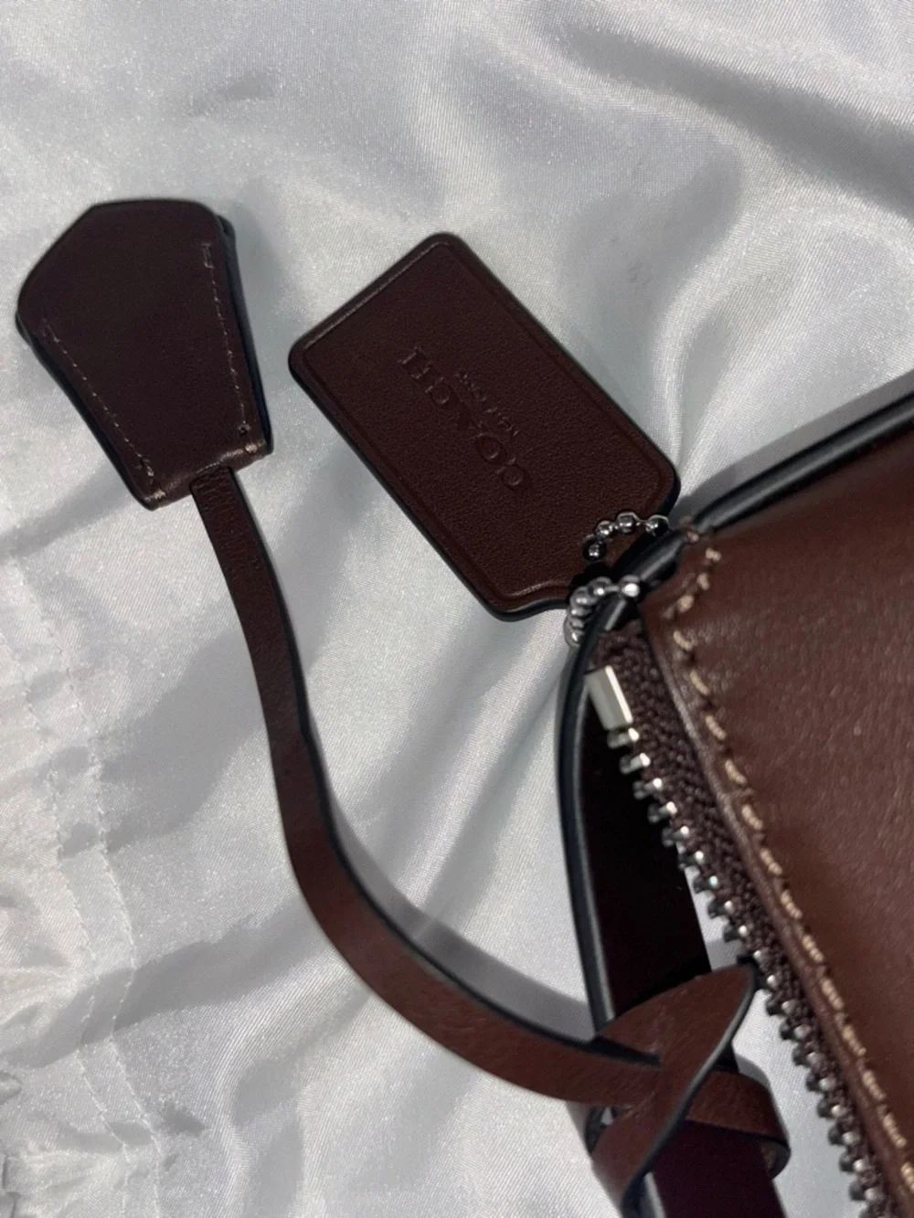 Coach Mott Messenger 33 in Maple - Picture 4 of 6